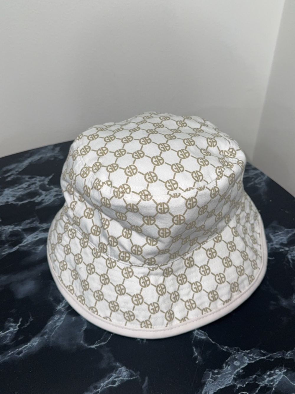 Giani Bernini White Monogram Summer Bucket Hat AUTHENTIC ONE SIZE - Picture 2 of 4